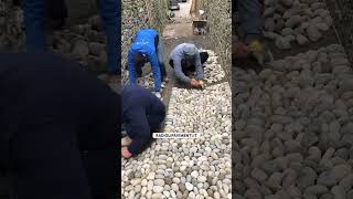 Siamo quasi al termine dei lavori del sentiero in ciottoli di fiume stone skills patio trend [upl. by Vokaay]