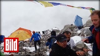 Bergsteiger filmt ErdbebenLawine  HimalayaBeben AmateurFootage  Blizzard  Nepal [upl. by Gard]