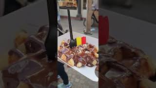 Espectacular Waffle Belga Chocolate Amargo esquivando carretas con caballos en Brujas Bélgica [upl. by Kreis]