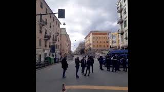 Tensione a Cornigliano militanti Cgil bloccano corteo Coordinamento Resistenza [upl. by Edgerton805]