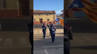 Un grupo de vecinos de Laguna de Negrillos León parodian la quothuidaquot de Puigdemont de los Mossos [upl. by Anirat149]