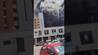 Roma devastante incendio palazzo in fiamme a Colli Aniene [upl. by Duahsar]