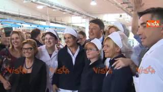 IL SELFIE DI RENZI CON LE OPERAIE DELLILLVA DI SARONNO [upl. by Suu755]