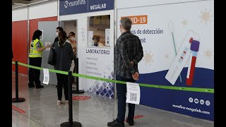 Deutsche Touristen warten vor CoronaTeststationen in Mallorca [upl. by Old]