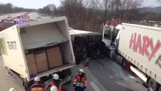 Unfall an A3Stauende Lkw fährt auf Lkw auf [upl. by Ifar]