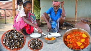 POND OYSTER CURRYFinding oyster in pond cooking in tribal village style how to clean amp cook oyster [upl. by Annoet573]