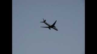 emirates boeing 777 fly over my house landing at Brisbane [upl. by Orutra]