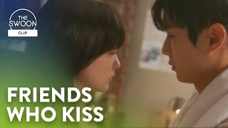 ROMANTIC KISS💋ROMANTIC WHATSAPP STATUS💕💖CUTE COUPLE 😘💋 LOVE STATUS ❤️😍COUPLE GOAL STATUS 👩‍❤️‍💋‍👨💕 [upl. by Nahtanoy]