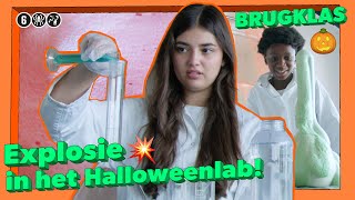 EEN EXPLOSIE IN HET HALLOWEENLAB 💥🎃  EXTRA 8  BRUGKLAS S13 [upl. by Ellimac]