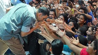 Akshay Kumar hugs his female fan and takes selfie  Housefull 3  Jacqueline Fernandez [upl. by Coats153]