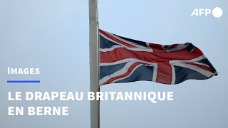 Décès de la reine Elizabeth II le drapeau mis en berne au palais de Buckingham  AFP Images [upl. by Marka]