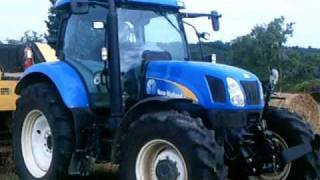 Pressage de la paille 2010 avec New Holland T6050 [upl. by Suoirred]