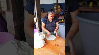 Mujeres mazatecas elaboran tortillas a mano mujeres mexicoculture traditional mexican [upl. by Anirat994]