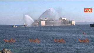 CONCORDIA SUONANO LE SIRENE LA NAVE PARTE TRA LA COMMOZIONE DEGLI ABITANTI DEL GIGLIO [upl. by Nwahsyt124]