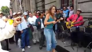 Extranjera cantando en las calles de México [upl. by Otrebogir]