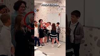 Este ALUMNO Visita A Su PROFESORA Siendo MILITAR 🪖 [upl. by Docilu]