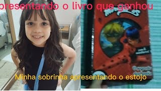 Minha sobrinha de 6 anos mostrando o estojo e o livrinhos que ganhou [upl. by Amalea459]