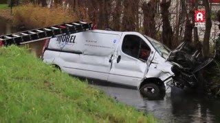 Bestelbus rijdt sloot langs Hoogeveenseweg N455 in [upl. by Peggie]