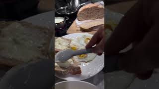 Así uno de mis almuerzos sencillos huevos orgánicos leche orgánica nata orgánica pan de masa madre [upl. by Otho]