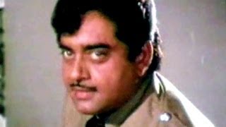 Sanjeev Kumar tries to bribe Shatrughan Sinha  Haathkadi Emotional Scene 1215 [upl. by Cotsen]