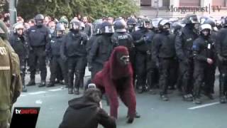 1 Mai 2010 in Berlin  Demonstranten werfen Böller auf Polizisten [upl. by Allistir]