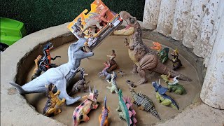 Dinossauros de Plástico Presos na Lama Triceratops Anquilossauro Estegossauro Espinossauro [upl. by Einahets564]