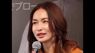 「美し過ぎ」長谷川京子、海をバックに美くびれあらわな“大胆くりぬき水着姿”公開 [upl. by Nwahshar]