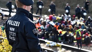 Polizei räumt Gleise in NRW [upl. by Ahsiatal]