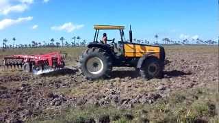 Valtra 1280 R con excéntrica aradora Tatu 28 discos en 2M Parte 1 [upl. by Arta]