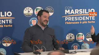 Pescara Salvini e Meloni mimano il verso di Berlusconi in conferenza [upl. by Valentijn]