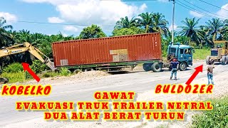 Payah evakuasi truk trailer menggunakan dua alat berat kobelko dan buldozer [upl. by Rianon]