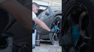 On fait briller les jantes dune E30 drift cardetailing automobile asmrsounds asmrdetailing [upl. by Arremat103]