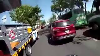 Conductora choca contra taxi por ir peleando con motociclista en CDMX [upl. by Kcirad683]