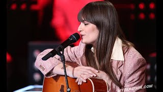 Clara Luciani chante « Beaux » chanson titre de la nouvelle série « LÉcole de la vie » sur France 2 [upl. by Lemor]