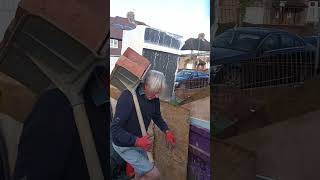 The old bastard still at it  Paul Weller hodcarrier oldschool bricklaying tutorial [upl. by Devan]