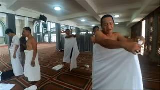 TATA CARA PAKAI KAIN IHRAM ALKAUTSAR HAJI amp UMROH [upl. by Grubman]