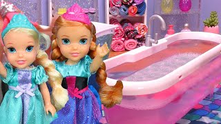 Doll bath time  Elsa amp Anna toddlers  bubble fun [upl. by Moriah]