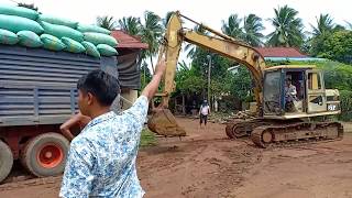 CAT 05 Excavator ទាញឡាន វេអង ជិតក្រលាប់ [upl. by Ted]