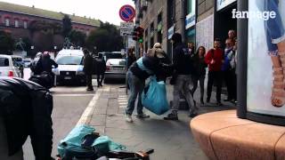 Immigrati e vigili urbani volano spintoni e calci a Napoli [upl. by Cheke123]