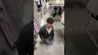 Hai 10 anni accompagna tua mamma al supermercato 😂 tiktok di Alessandro romano [upl. by Aneertak]