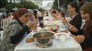 En Algérie des bénévoles offrent des repas dEl Iftar dans les rues [upl. by Bolan]