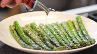 Espárragos a la parrilla  Recetas de verduras  Grilled Asparragus [upl. by Enowtna]