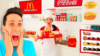 SOFÌ JUEGA CON EL MCDONALDS EN CASA [upl. by Nnyllatsyrc]