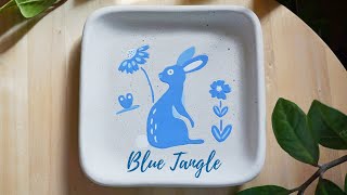 Decorare piatto in argilla con ingobbi ceramic clayplate rabbit engobes easter [upl. by Araccat]