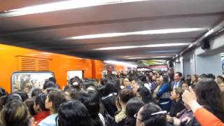 Desmayos en el Metro del DF [upl. by Yrbua]