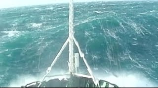 Un bateau remorqueur dans une tempête Force 12  Vague scélérate [upl. by Tommy]