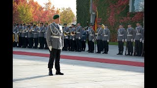 Preußischer Präsentiermarsch 10102018 Kanzleramt [upl. by Nhguavaj]