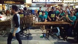 DUET JOGET COWOK KEREN  MALIOBORO YOGYA – ANGKLUNG RAJAWALI [upl. by Haskins]