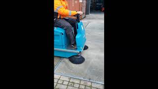 Ride on sweeper Wetrok Kerwit 7500 E Eureka Compact 1150 E [upl. by Yakcm730]