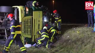 Vrachtwagen gekanteld op afrit A58 bij Ulvenhout [upl. by Aihtela]